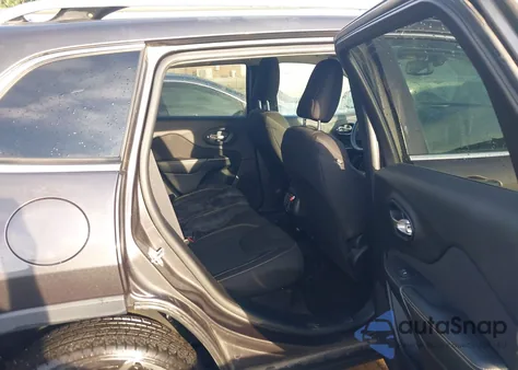 2016 Jeep Cherokee Latitude z USA, uszkodzony, nr VIN 1C4PJMCB5GW216028